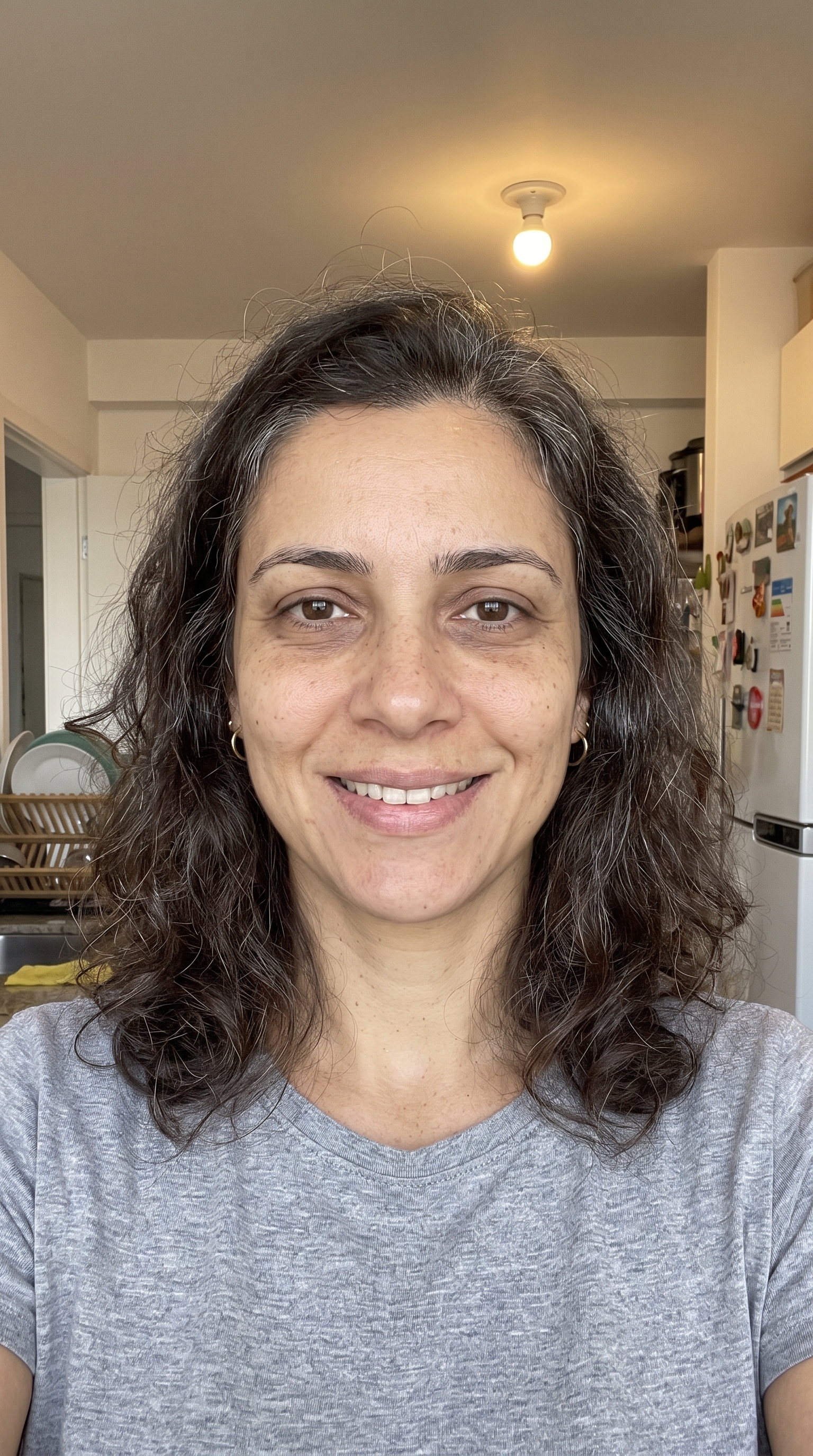 Clara, criadora do Método Gel-Firme 21, na cozinha de casa